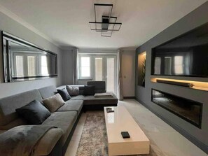 Televisión y chimenea 