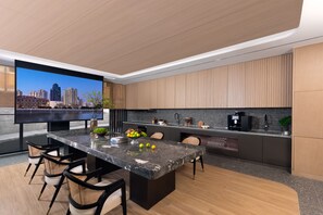 Frigobar, microondas