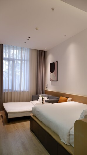 Chambre Triple Exécutive | Coin séjour | Télévision LCD de 32 pouces avec chaînes par câble, télévision