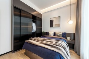 Ropa de cama de alta calidad y caja de seguridad en la habitación 