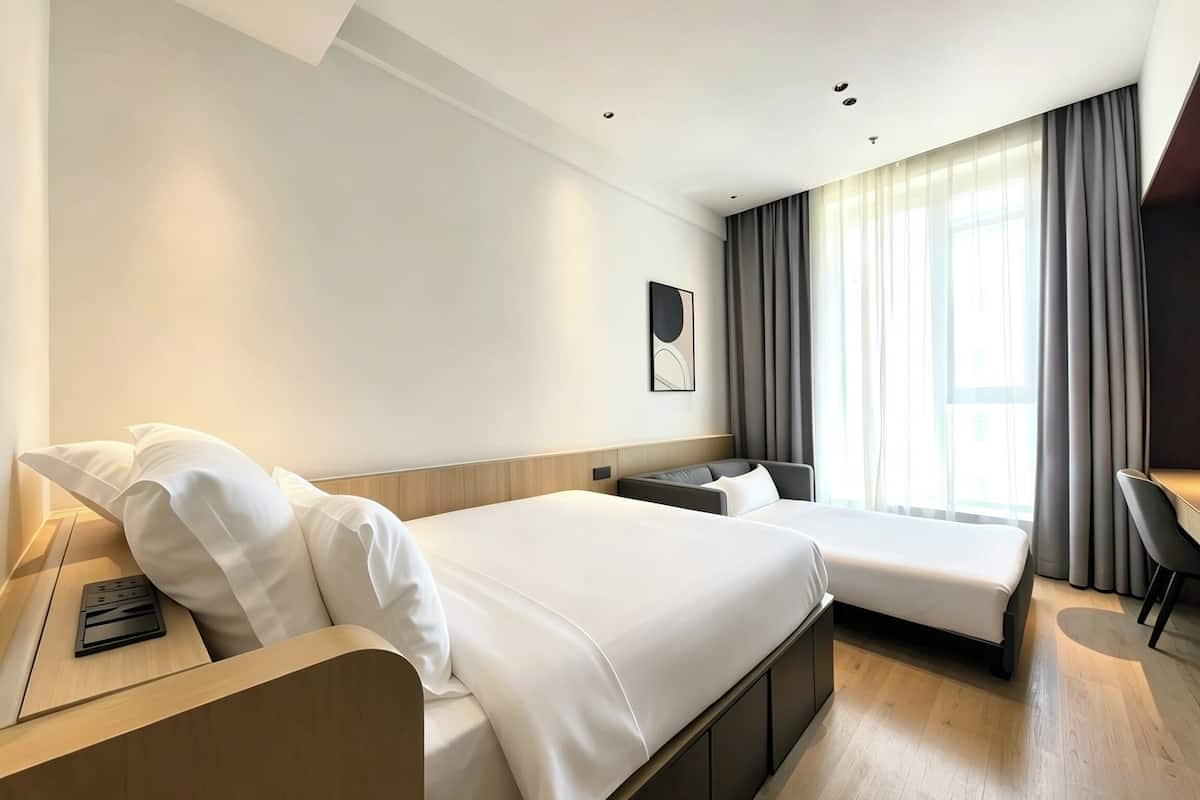 Habitación triple ejecutiva, 1 cama Queen size y sofá cama | Ropa de cama de alta calidad y caja de seguridad en la habitación