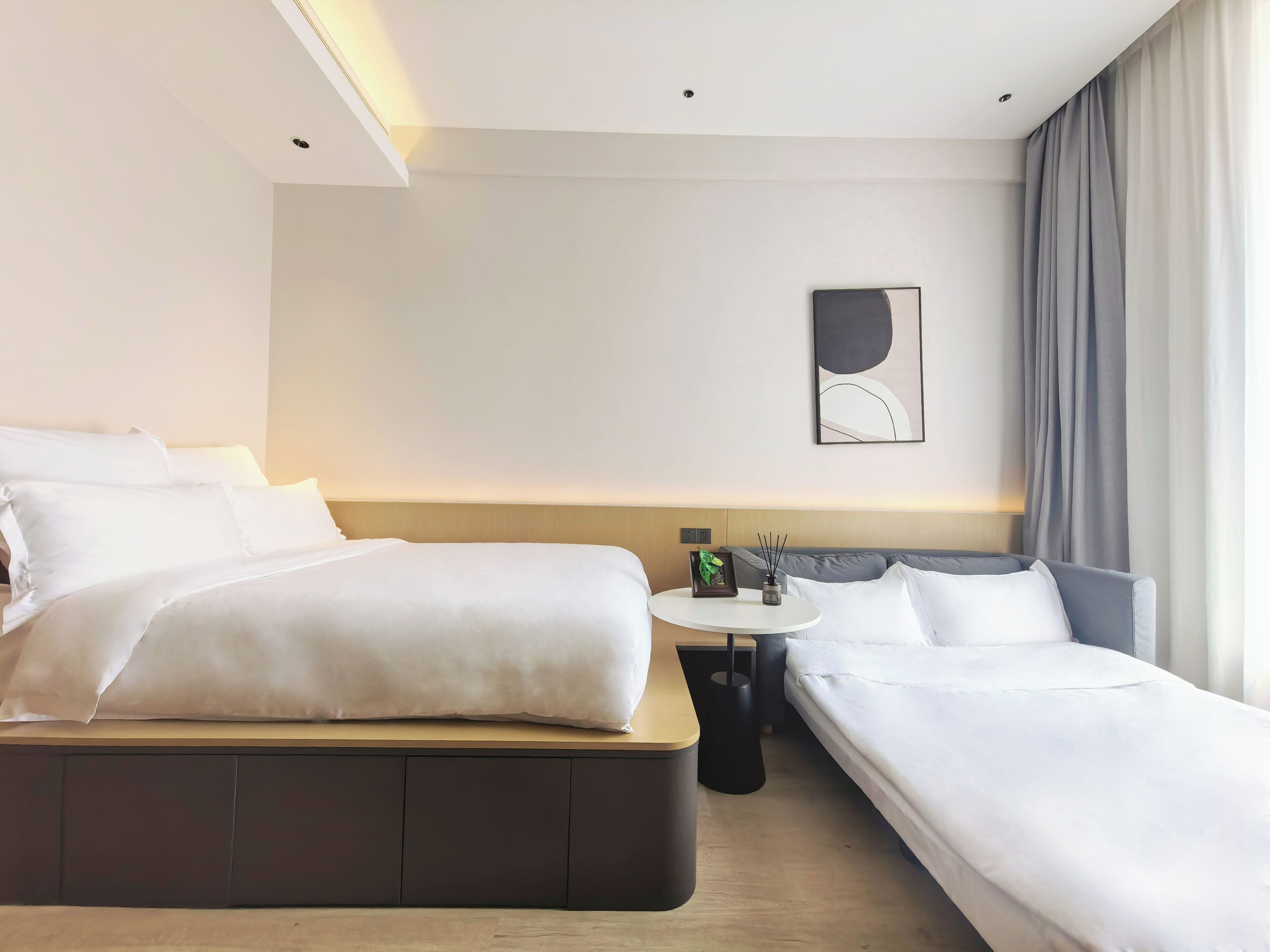Habitación triple ejecutiva, 1 cama Queen size y sofá cama | Ropa de cama de alta calidad y caja de seguridad en la habitación 