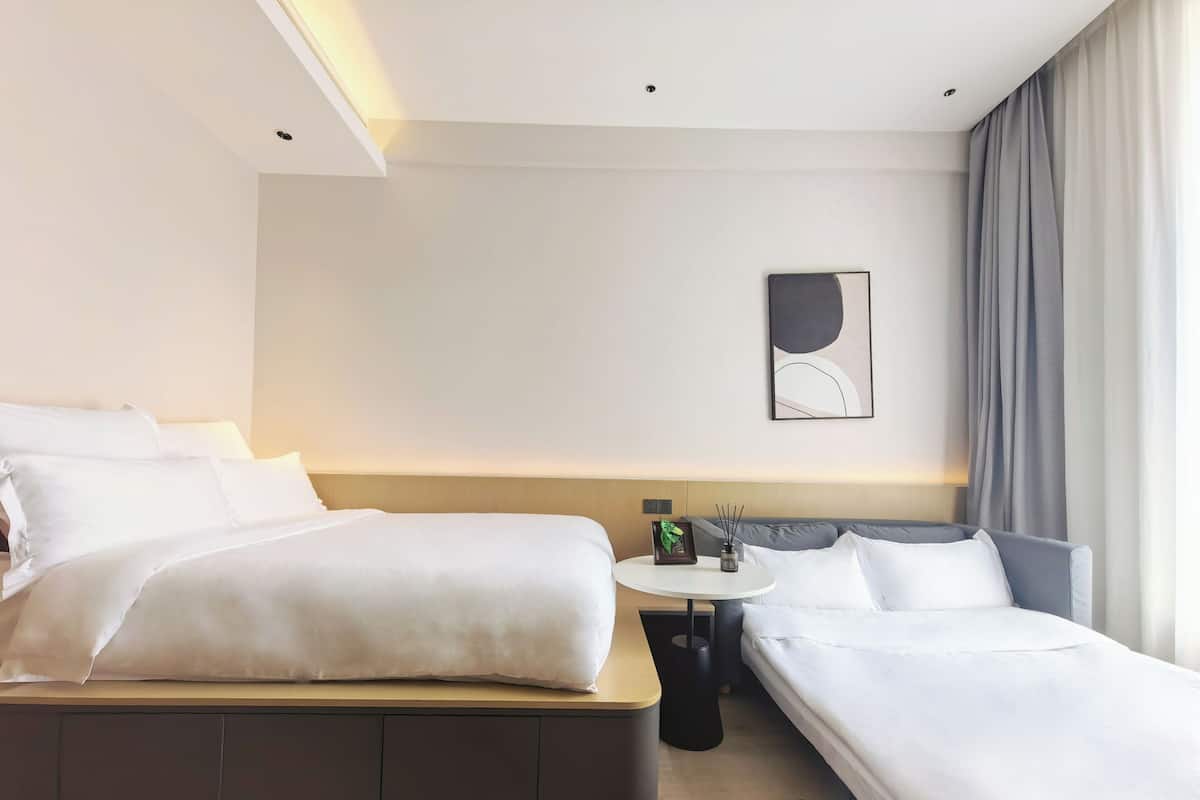 Habitación triple ejecutiva, 1 cama Queen size y sofá cama | Ropa de cama de alta calidad y caja de seguridad en la habitación