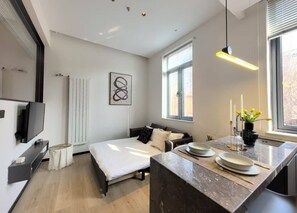 Suite familiar, 1 cama de matrimonio con sofá cama (One Bedroom Suite) | Ropa de cama de alta calidad, caja fuerte, escritorio