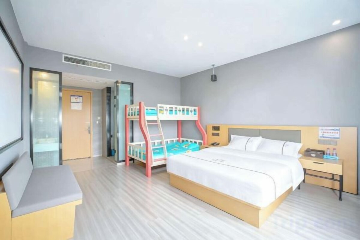 Deluxe Family Room (Family-Friendly + Large Screen Projection)