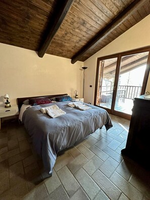 2 bedrooms, desk, travel cot, free WiFi
