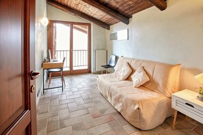 智能电视、壁炉、书、立体声音响