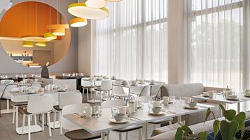 Petit déjeuner buffet (19.95 EUR par personne)