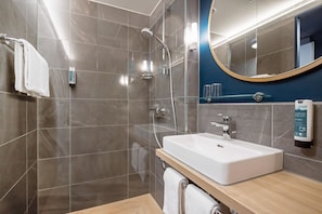 Douche, douche à « effet pluie », sèche-cheveux