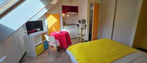 Estudio económico | Cortinas opacas, wifi gratis, ropa de cama