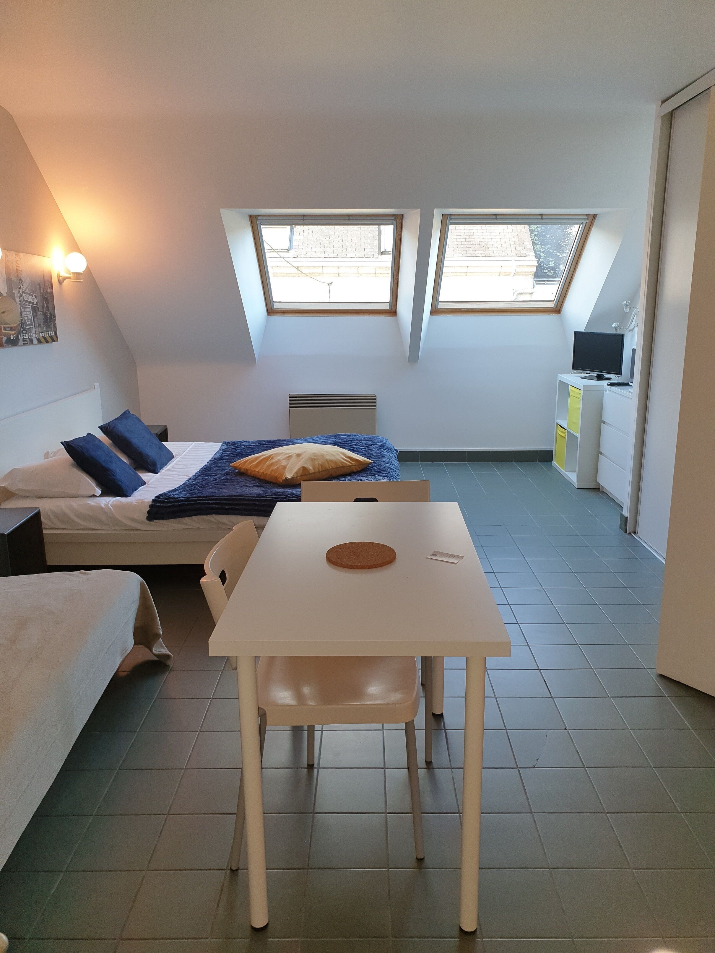 Cortinas opacas, wifi gratis, ropa de cama
