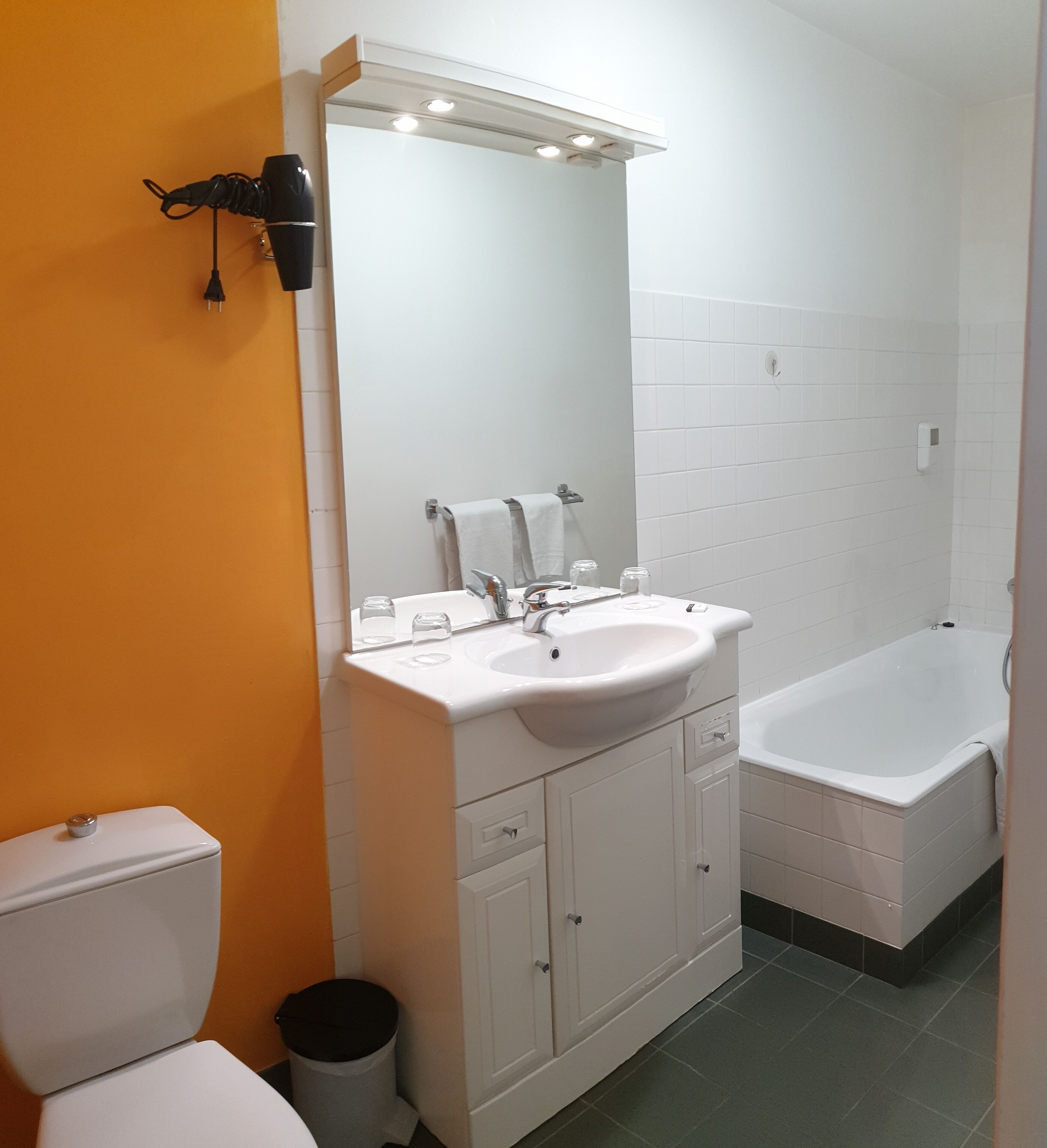 Baño | Secador de pelo, toallas, jabón y champú
