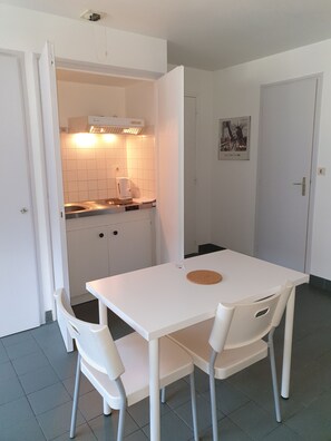 Suite estudio económica | Cocina privada | Frigorífico pequeño, microondas, horno y placa de cocina