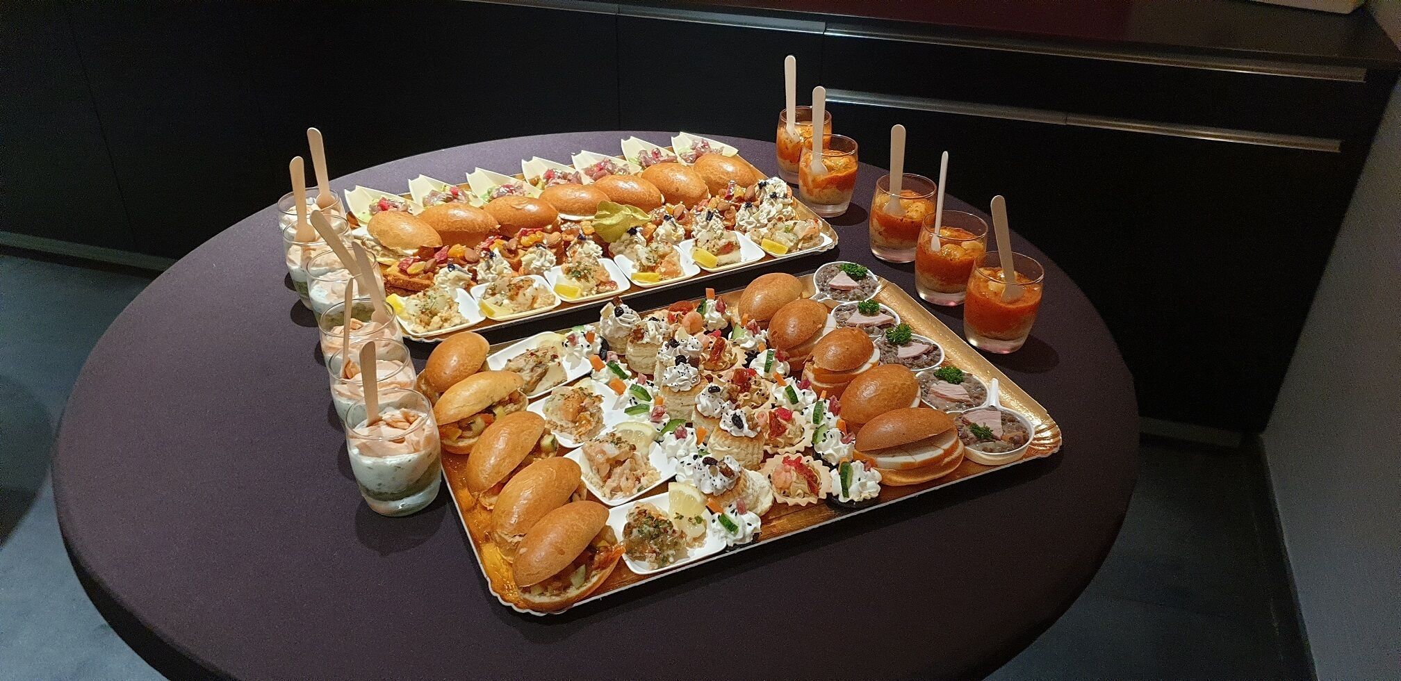 Uma mesa de buffet com diversos alimentos e bebidas.