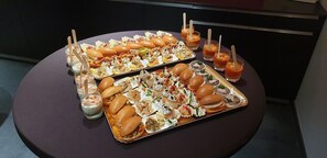 Une table de buffet proposant divers plats et boissons.