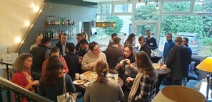 Un grupo de personas cenando en un restaurante con vistas al exterior.