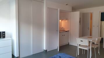 Economy Studio Suite | Blackout drapes, free WiFi, bed sheets