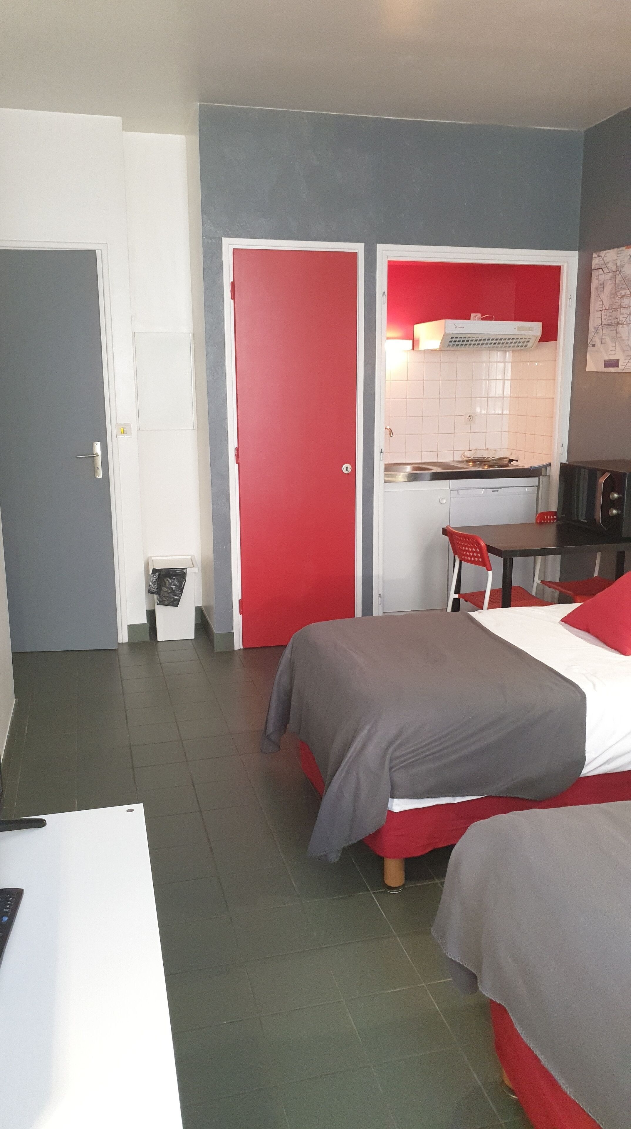 Cortinas opacas, wifi gratis, ropa de cama