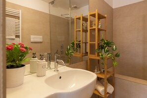 Design Apartment | Bathroom | Combined shower/tub, rainfall showerhead, hair dryer, towels