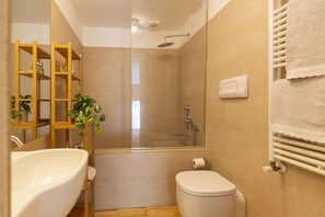 Design Apartment | Bathroom | Combined shower/bathtub, rainfall showerhead, hair dryer, towels - notaMI - White Home - Sempione (Milan)