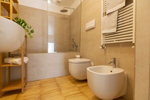 Design Apartment | Bathroom | Combined shower/tub, rainfall showerhead, hair dryer, towels