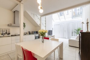 Appartement Design | Cuisine privée | Grand réfrigérateur, micro-ondes, four, plaque de cuisson