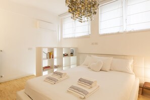 Design-Apartment | 1 Schlafzimmer, Daunenbettdecken, laptopgeeigneter Arbeitsplatz