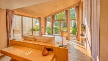 Habitación, terraza, vistas al jardín | Sábanas de algodón egipcio y ropa de cama de alta calidad