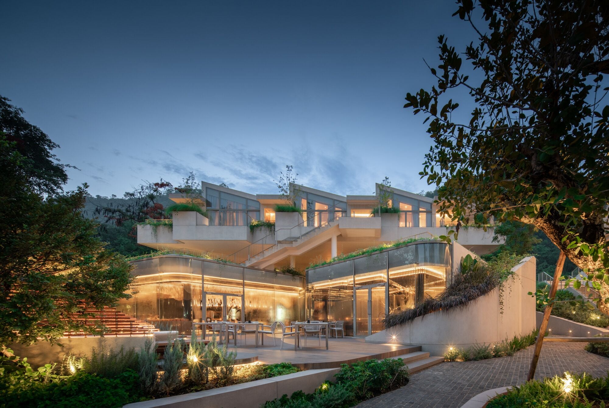 Voorkant accommodatie - avond/nacht