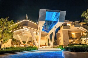 Utomhuspool och solstolar