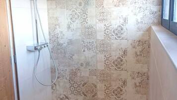 Douche, sèche-cheveux, papier toilette