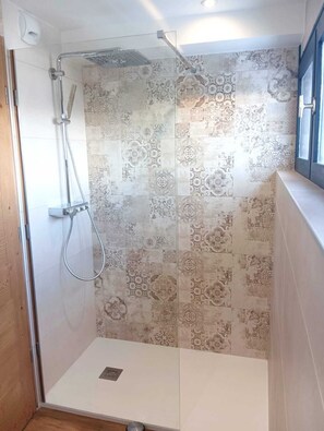 Dusche, Haartrockner, Toilettenpapier