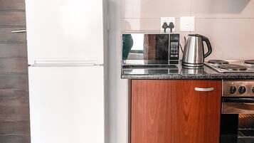 Kylskåp, mikrovågsugn, ugn och spishäll