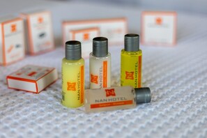 Shower, rainfall showerhead, hair dryer, towels - nan otel (Istanbul)