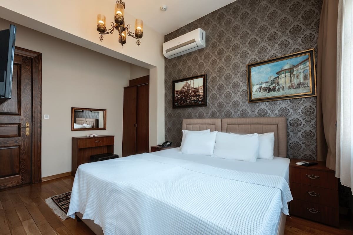 Egyptian cotton sheets, premium bedding, laptop workspace, free WiFi