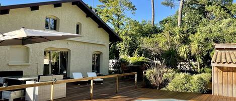 Een buitenzwembad en een verwarmd zwembad