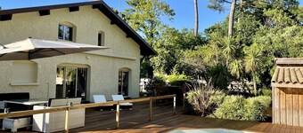 Comfortable house with heated pool + huge terrace a few steps from the bay beach