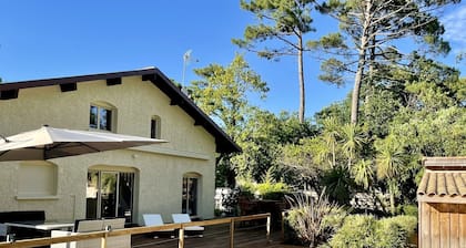 Comfortable house with heated pool + huge terrace a few steps from the bay beach