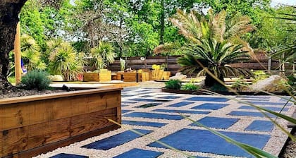 Comfortable house with heated pool + huge terrace a few steps from the bay beach