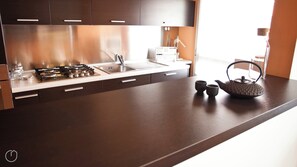 Apartment (1 Bedroom) | Eigene Küche | Mikrowelle, Ofen, Herdplatte, Geschirrspüler