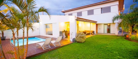 Outdoor pool, a heated pool