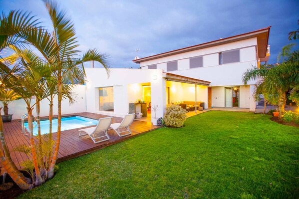 Outdoor pool, a heated pool