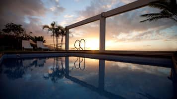 Een buitenzwembad, een verwarmd zwembad