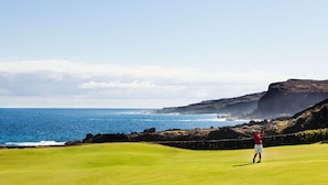 Un parcours de golf offrant une vue sur l’océan et les falaises.