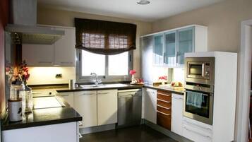 Een koelkast, een magnetron, een oven, een kookplaat