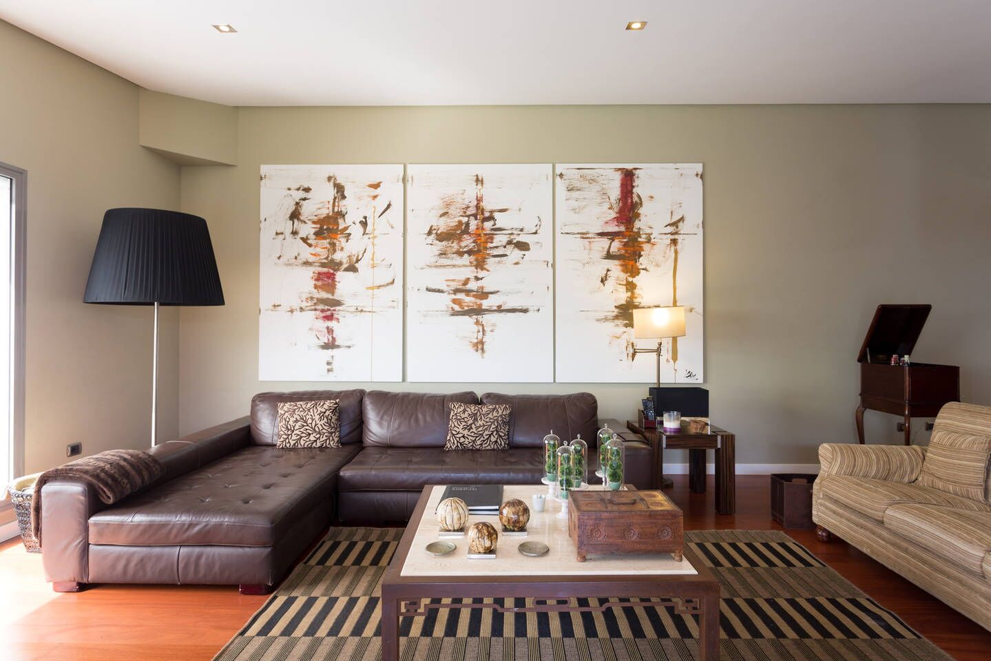 Een smart-tv, videogames, een dvd-speler en een tafeltennistafel