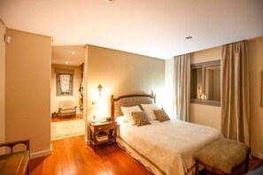 4 bedrooms, desk, iron/ironing board, travel cot