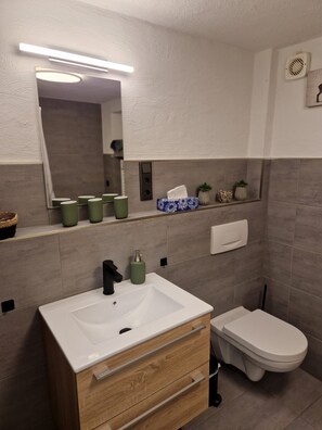 Dusche, Haartrockner, Handtücher, Toilettenpapier