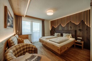 Phòng đôi Deluxe | Trang trí khác biệt, trang bị nội thất với thiết kế riêng biệt, bàn 