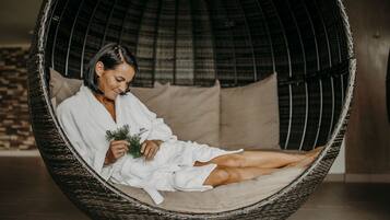 Een sauna, een stoombad, massagebehandelingen